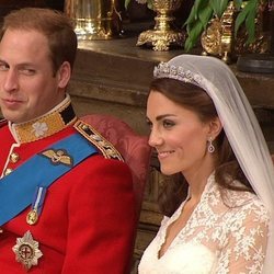 El Príncipe Guillermo mira con cariño a Kate Middleton en un momento de su boda