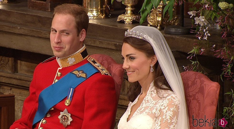 El Príncipe Guillermo mira con cariño a Kate Middleton en un momento de su boda