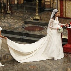 El Príncipe Guillermo y Kate Middleton se cogen la mano en su boda