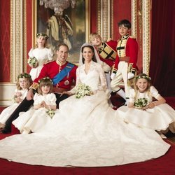 El Príncipe Guillermo y Kate Middleton con los pajes y damas de su boda