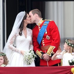 El Príncipe Guillermo y Kate Middleton se dan un beso en su boda