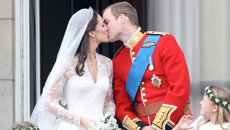 El Príncipe Guillermo y Kate Middleton se dan un beso en su boda