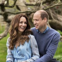 El Príncipe Guillermo y Kate Middleton posan muy enamorados en su décimo aniversario de boda