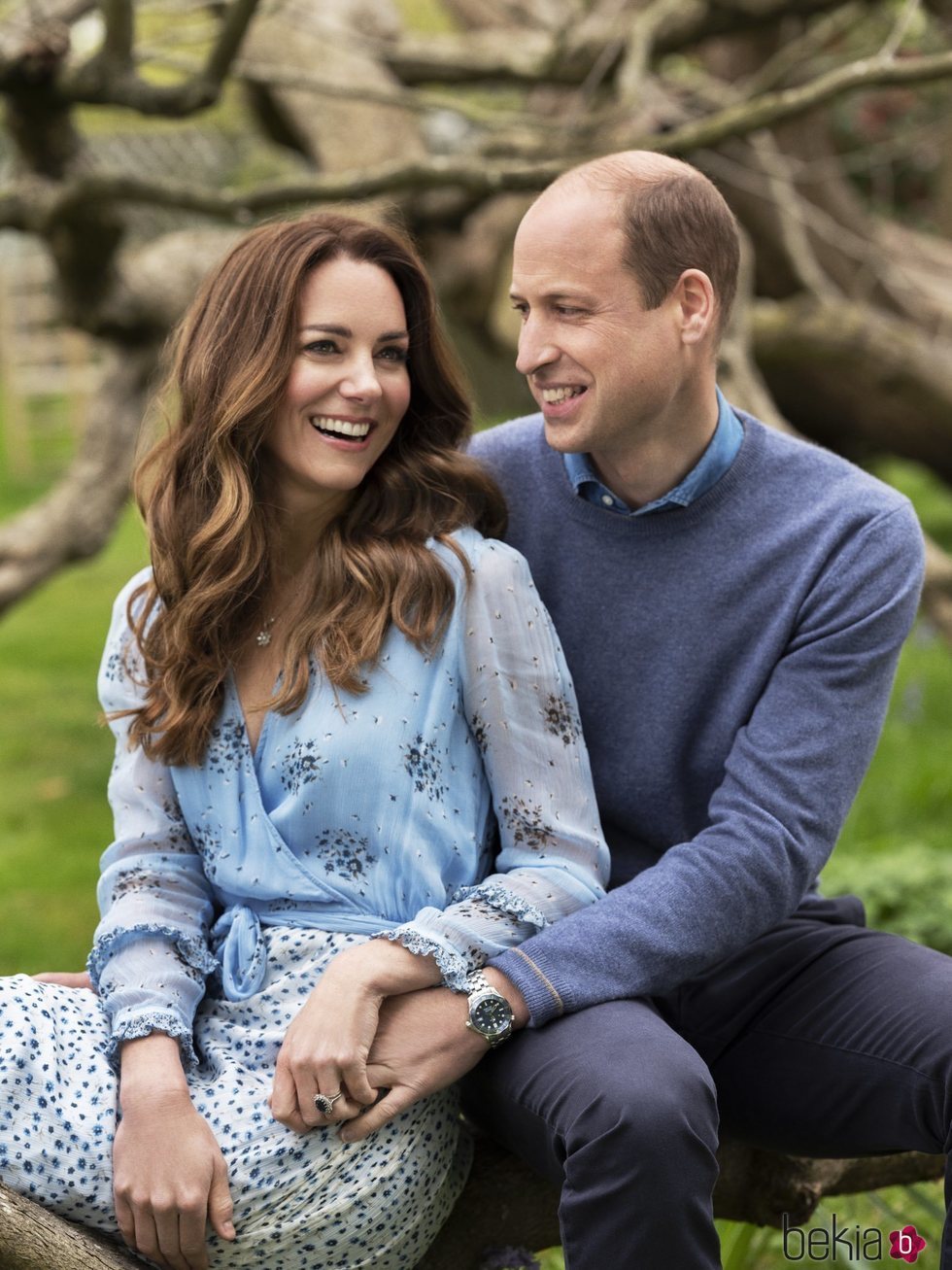 El Príncipe Guillermo y Kate Middleton posan muy enamorados en su décimo aniversario de boda