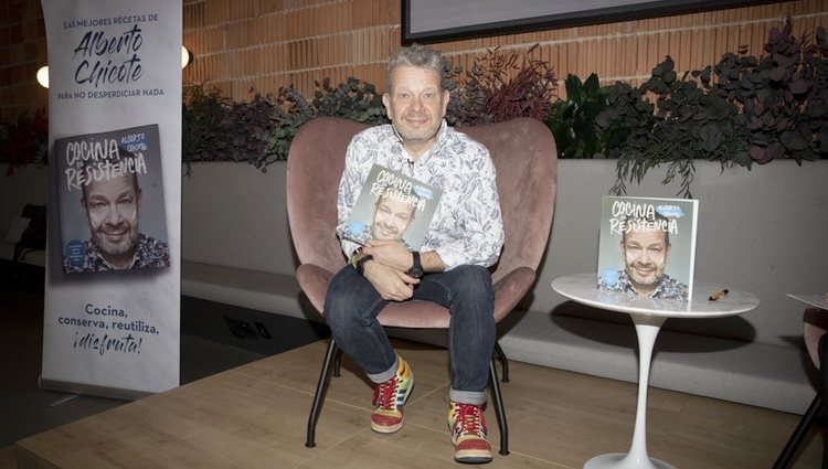 Alberto Chicote con su libro 'Cocina de resistencia'