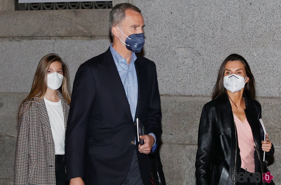 Los Reyes Felipe y Letizia y la Infanta Sofía tras acudir a la ópera en el Teatro Real