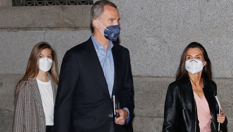 Los Reyes Felipe y Letizia y la Infanta Sofía tras acudir a la ópera en el Teatro Real