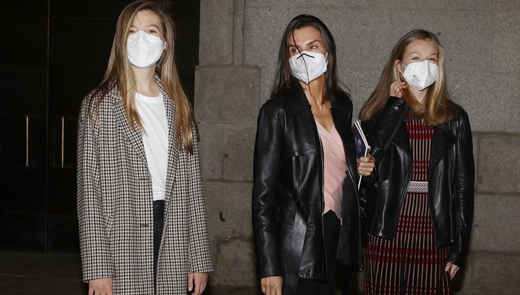 La Reina Letizia, la Princesa Leonor y la Infanta Sofía tras acudir a la ópera en el Teatro Real