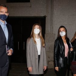 Los Reyes Felipe y Letizia, la Princesa Leonor y la Infanta Sofía tras acudir a la ópera en el Teatro Real