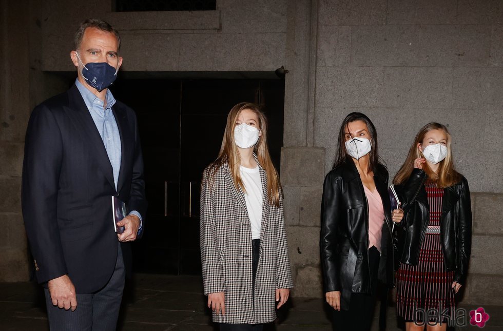 Los Reyes Felipe y Letizia, la Princesa Leonor y la Infanta Sofía tras acudir a la ópera en el Teatro Real