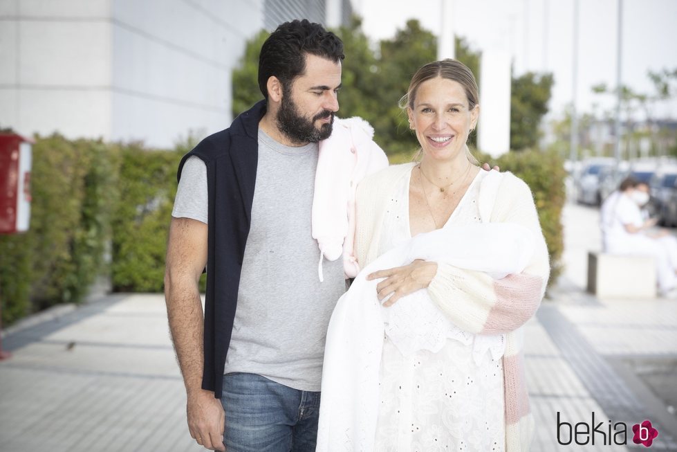 Carola Baleztena y Emiliano Suárez presentan a su primera hija Juana