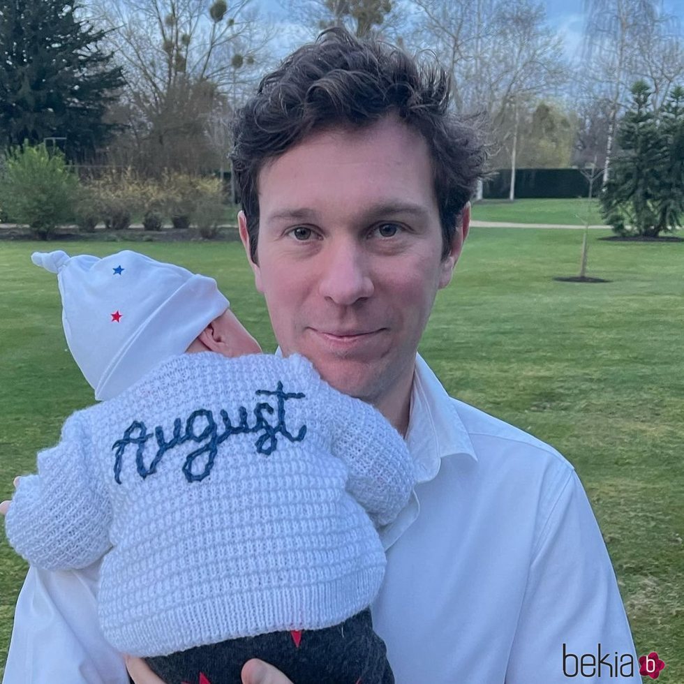 Jack Brooksbank en su 35 cumpleaños con su hijo August