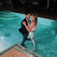 Joe Jonas y Sophie Turner en la piscina el día de su boda en Las Vegas