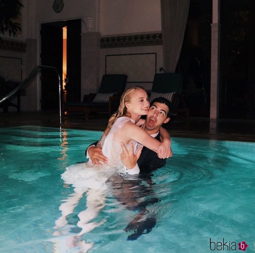 Joe Jonas y Sophie Turner, divertidos en la piscina el día de su boda en Las Vegas