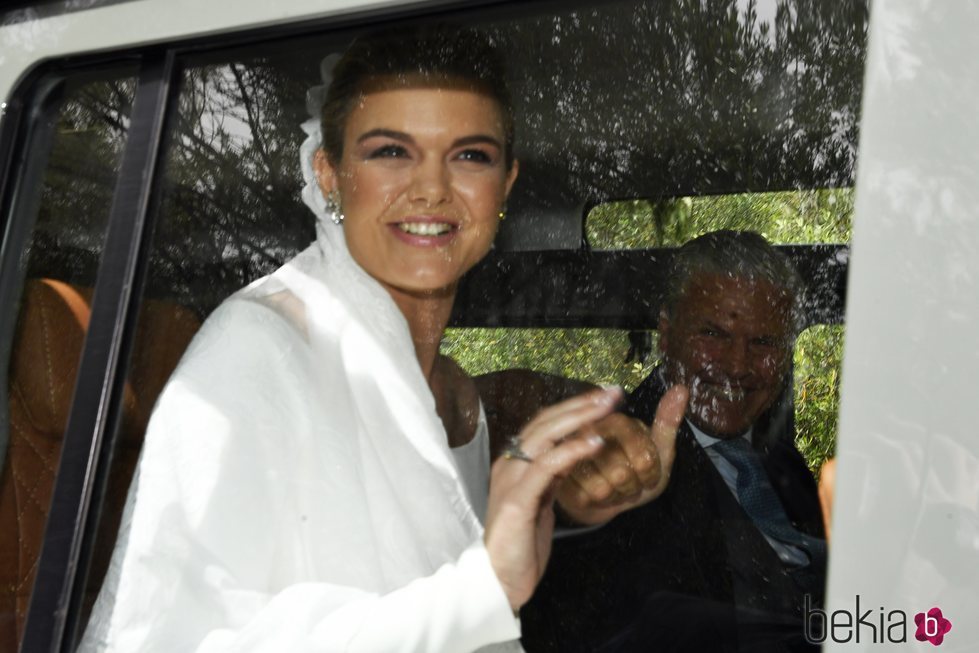 Alejandra Ruiz con su padre Espartaco llegando al día de su boda