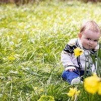 Charles de Luxemburgo en los jardines del Castillo de Fischbach en su primer cumpleaños