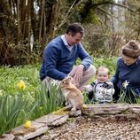 Guillermo y Stéphanie de Luxemburgo con su hijo Charles de Luxemburgo en su primer cumpleaños en los jardines del Castillo de Fischbach