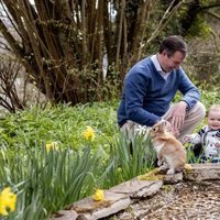 Guillermo y Stéphanie de Luxemburgo con su hijo Charles de Luxemburgo en su primer cumpleaños en los jardines del Castillo de Fischbach