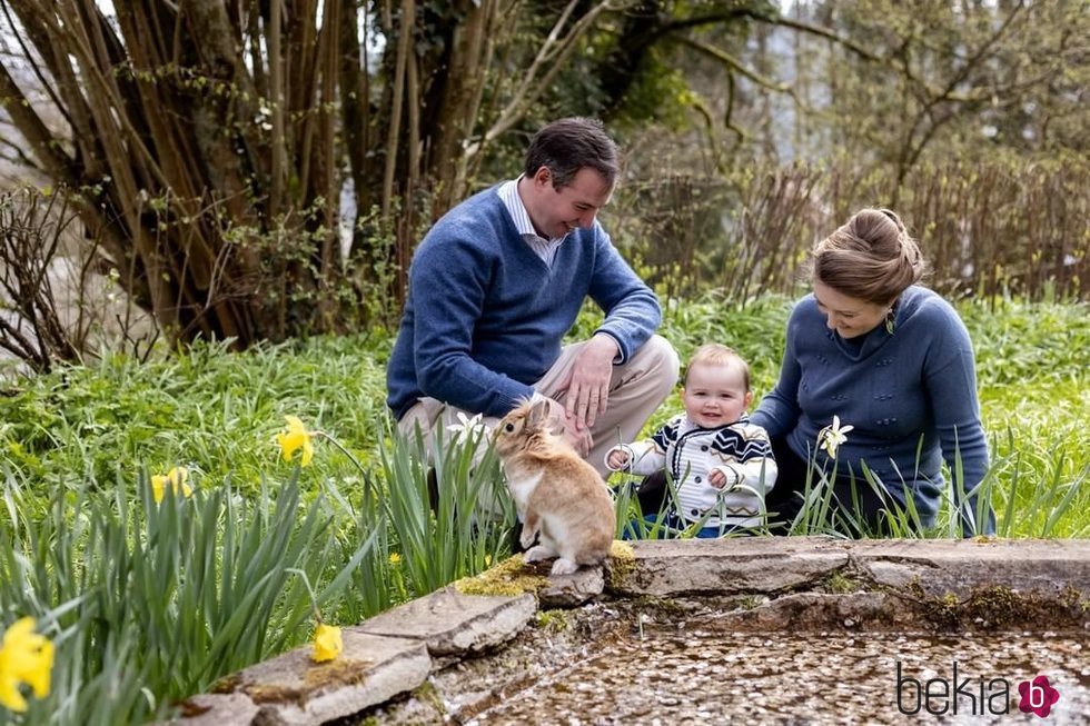 Guillermo y Stéphanie de Luxemburgo con su hijo Charles de Luxemburgo en su primer cumpleaños en los jardines del Castillo de Fischbach