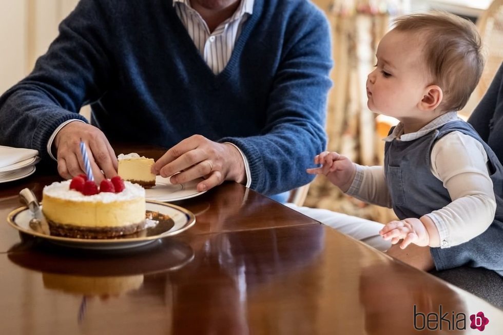 Charles de Luxemburgo con su tarta de su primer cumpleaños