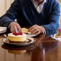 Charles de Luxemburgo con su tarta de su primer cumpleaños