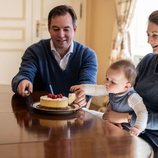 Guillermo y Stéphanie de Luxemburgo con su hijo Carlos de Luxemburgo en la celebración de su primer cumpleaños