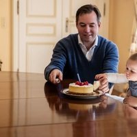 Guillermo y Stéphanie de Luxemburgo con su hijo Carlos de Luxemburgo en la celebración de su primer cumpleaños