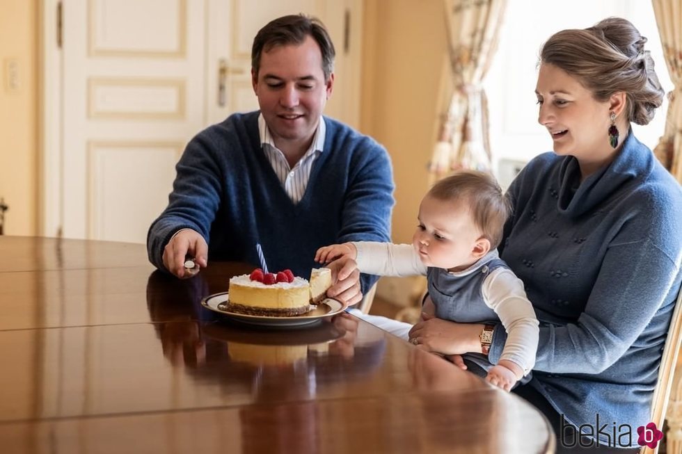 Guillermo y Stéphanie de Luxemburgo con su hijo Carlos de Luxemburgo en la celebración de su primer cumpleaños