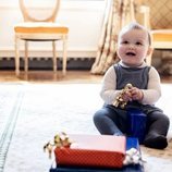 Charles de Luxemburgo con sus regalos de su primer cumpleaños