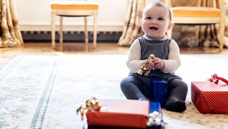 Charles de Luxemburgo con sus regalos de su primer cumpleaños