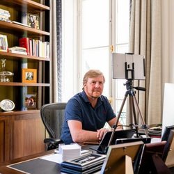 Guillermo Alejandro de Holanda en su despacho en el Palacio de Huis ten Bosch