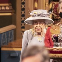 La Reina Isabel sigue a la Corona Imperial en la Apertura del Parlamento 2021