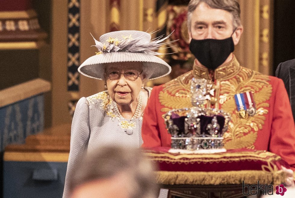 La Reina Isabel sigue a la Corona Imperial en la Apertura del Parlamento 2021