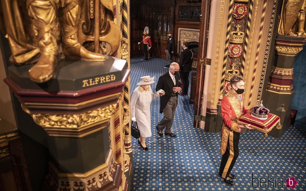 La Reina Isabel y el Príncipe Carlos siguen a la Corona Imperial en la Apertura del Parlamento 2021