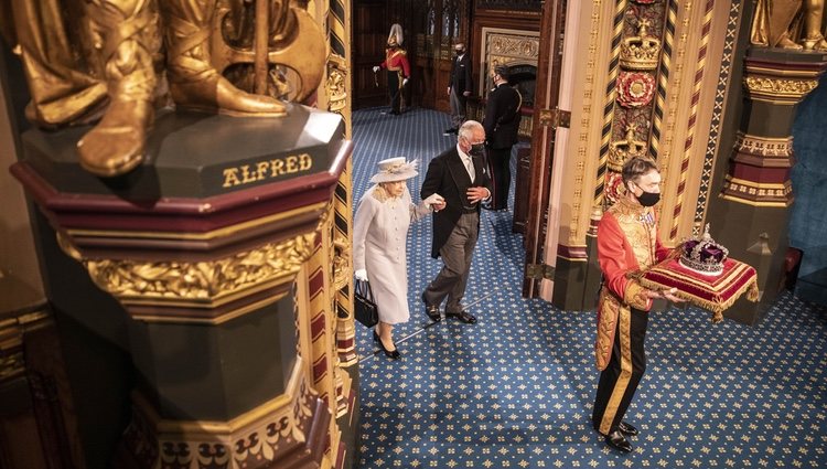 La Reina Isabel y el Príncipe Carlos siguen a la Corona Imperial en la Apertura del Parlamento 2021