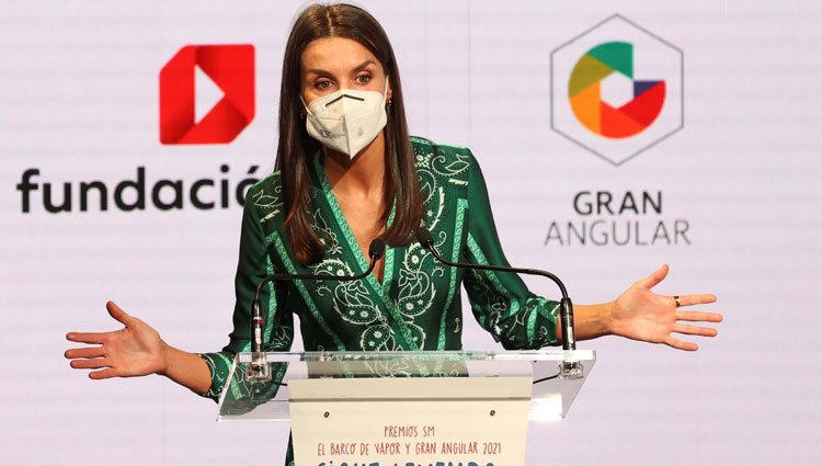 La Reina Letizia dando un discurso en los Premios SM de Literatura Infantil y Juvenil 2021