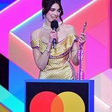 Dua Lipa recoge su premio en los Brit Awards 2021