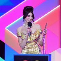 Dua Lipa recoge su premio en los Brit Awards 2021