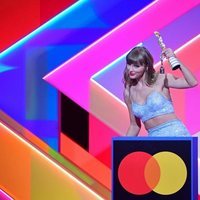 Taylor Swift recoge su premio en los Brit Awards 2021