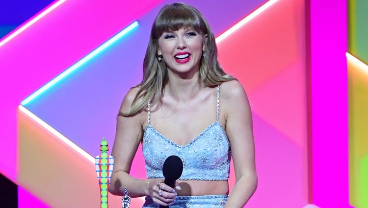 Taylor Swift es fotografiada recogiendo su premio en los Brit Awards 2021