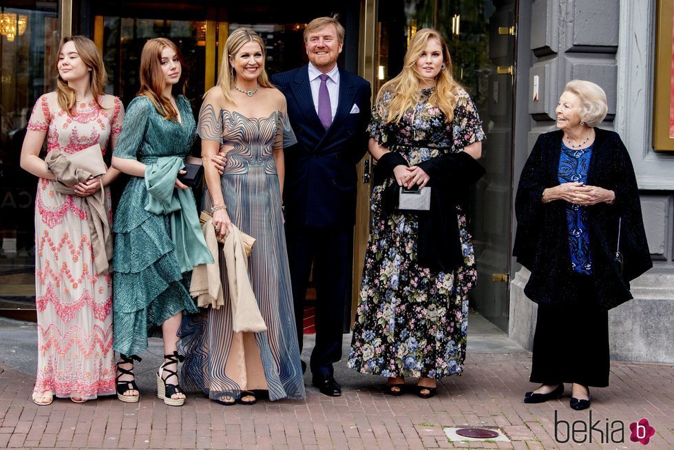 Beatriz de Holanda junto a Guillermo Alejandro y Máxima de Holanda y sus hijas Amalia, Alexia y Ariane en el concierto por el 50 cumpleaños de Máxima de Ho