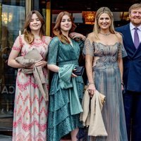 Guillermo Alejandro y Máxima de Holanda y sus hijas Amalia, Alexia y Ariane de Holanda en el concierto por el 50 cumpleaños de Máxima de Holanda