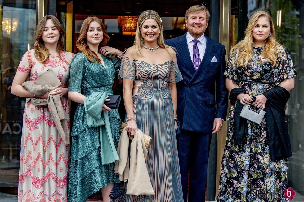 Guillermo Alejandro y Máxima de Holanda y sus hijas Amalia, Alexia y Ariane de Holanda en el concierto por el 50 cumpleaños de Máxima de Holanda