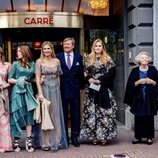 Guillermo Alejandro y Máxima de Holanda con sus hijas y Beatriz de Holanda en el concierto por el 50 cumpleaños de Máxima de Holanda