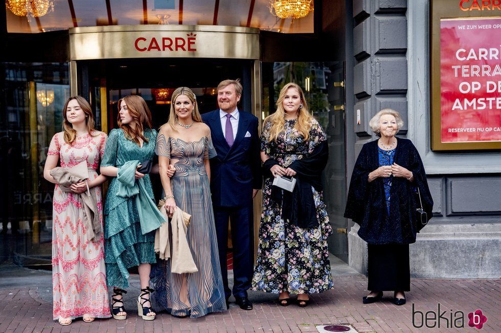 Guillermo Alejandro y Máxima de Holanda con sus hijas y Beatriz de Holanda en el concierto por el 50 cumpleaños de Máxima de Holanda