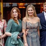 Guillermo Alejandro y Máxima de Holanda con sus hijas Alexia y Ariane en el concierto por el 50 cumpleaños de Máxima de Holanda