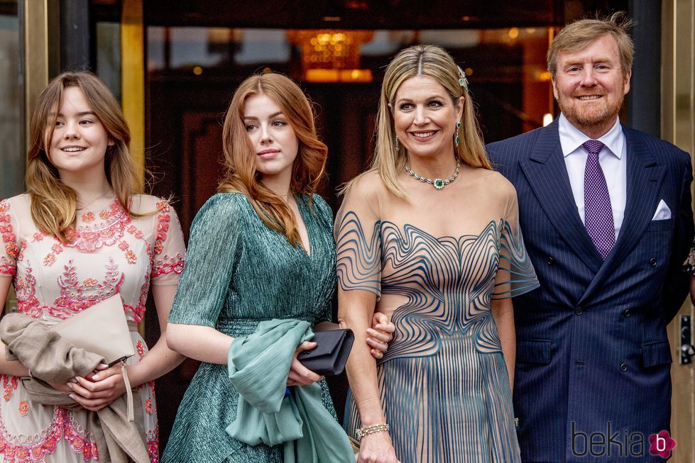 Guillermo Alejandro y Máxima de Holanda con sus hijas Alexia y Ariane en el concierto por el 50 cumpleaños de Máxima de Holanda