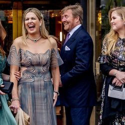 Máxima de Holanda riéndose junto a Guillermo Alejandro de Holanda y sus hijas Amalia y Alexia de Holanda en el concierto por su 50 cumpleaños