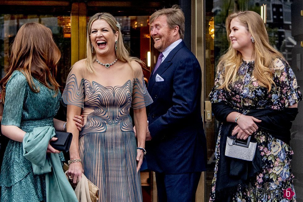 Máxima de Holanda riéndose junto a Guillermo Alejandro de Holanda y sus hijas Amalia y Alexia de Holanda en el concierto por su 50 cumpleaños