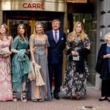 Guillermo Alejandro y Máxima de Holanda, Amalia, Alexia y Ariane de Holanda y Beatriz de Holanda en el concierto por el 50 cumpleaños de Máxima de Holanda